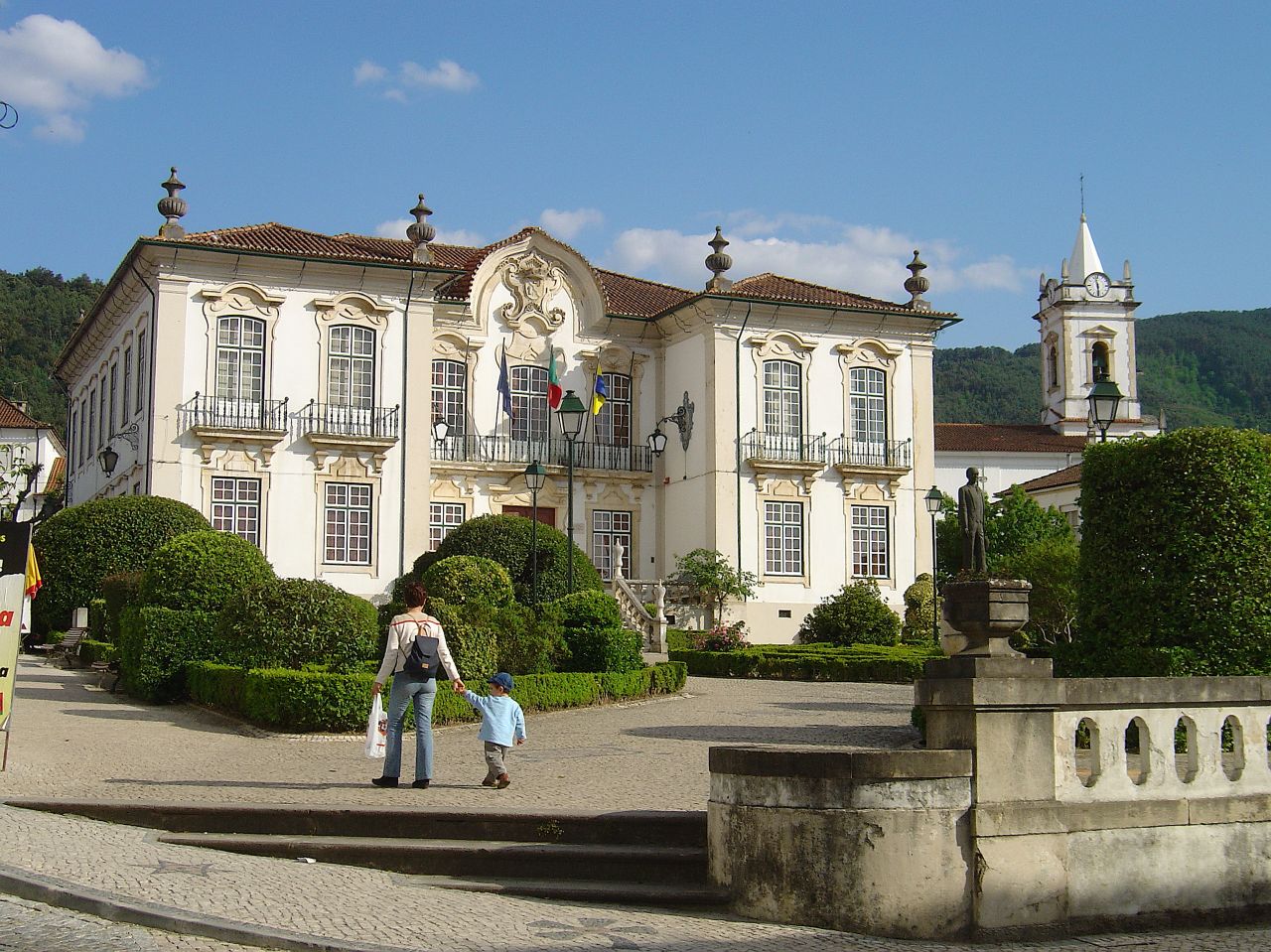 Câmara_Municipal_e_igreja_matriz_da_Lousã