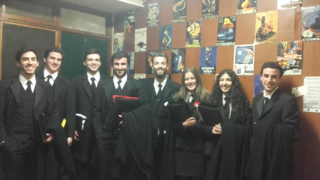A Comissão Central é composta: Da esquerda para a direita João Pinheiro (Faculdade de Farmácia), José Pereira (Faculdade de Medicina), Júlio Medeiros (Faculdade de ciências e tecnologias), Carlos Travassos (Faculdade de Direito), Bruno Carvalho (Faculdade de Letras), Neuza Curveira (Faculdade de Ciências do desporto e educação fisica), Mónica Coelho (Faculdade de Economia) e João Braz (Faculdade de Psicologia).