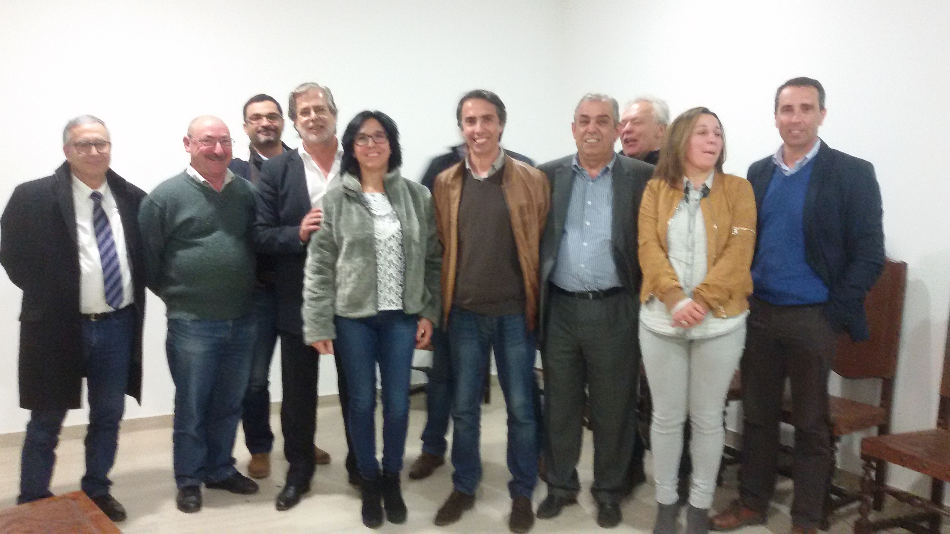 Horácio Costa, ao centro, de blusão castanho