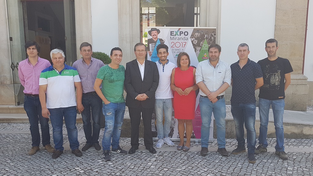 Organização e artistas posam para a foto promomocial da EXPO MIRANDA