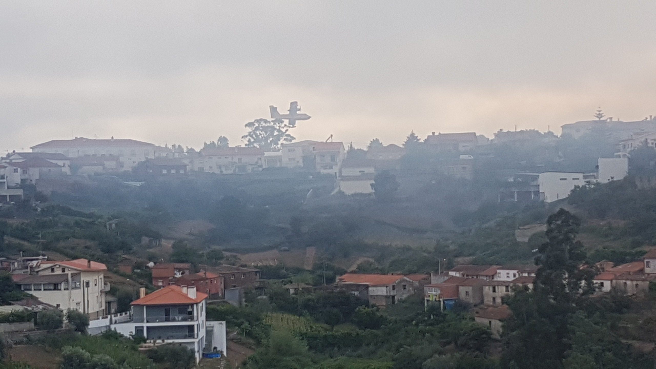 Avião sobrevoa Senhor da Serra