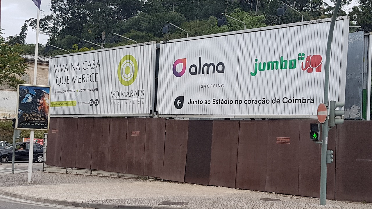 Há dezenas de painéis instalados junto a sinais de trânsit