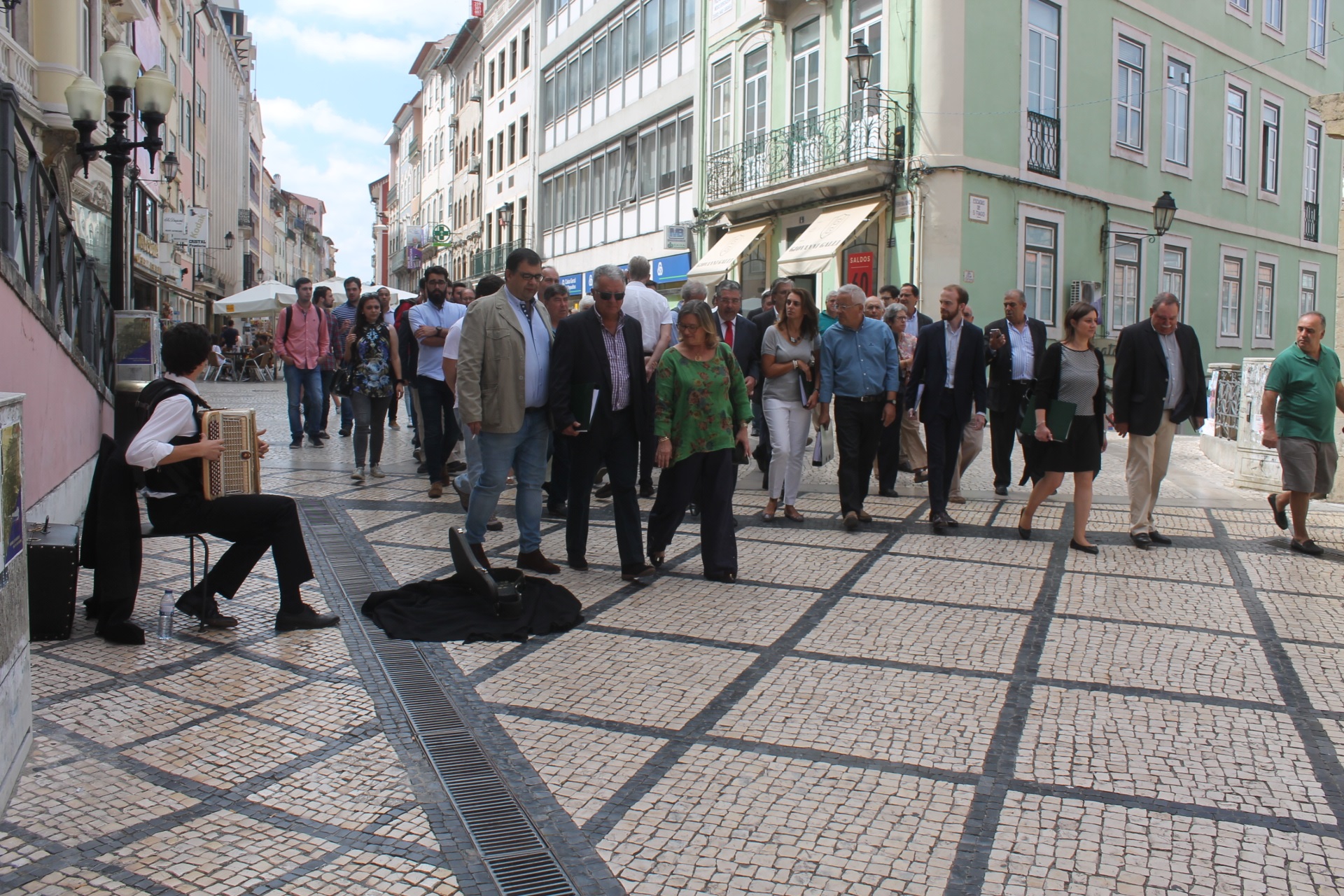 Comitiva passeia entre a sede da candidatura e o tribunal de Coimbra
