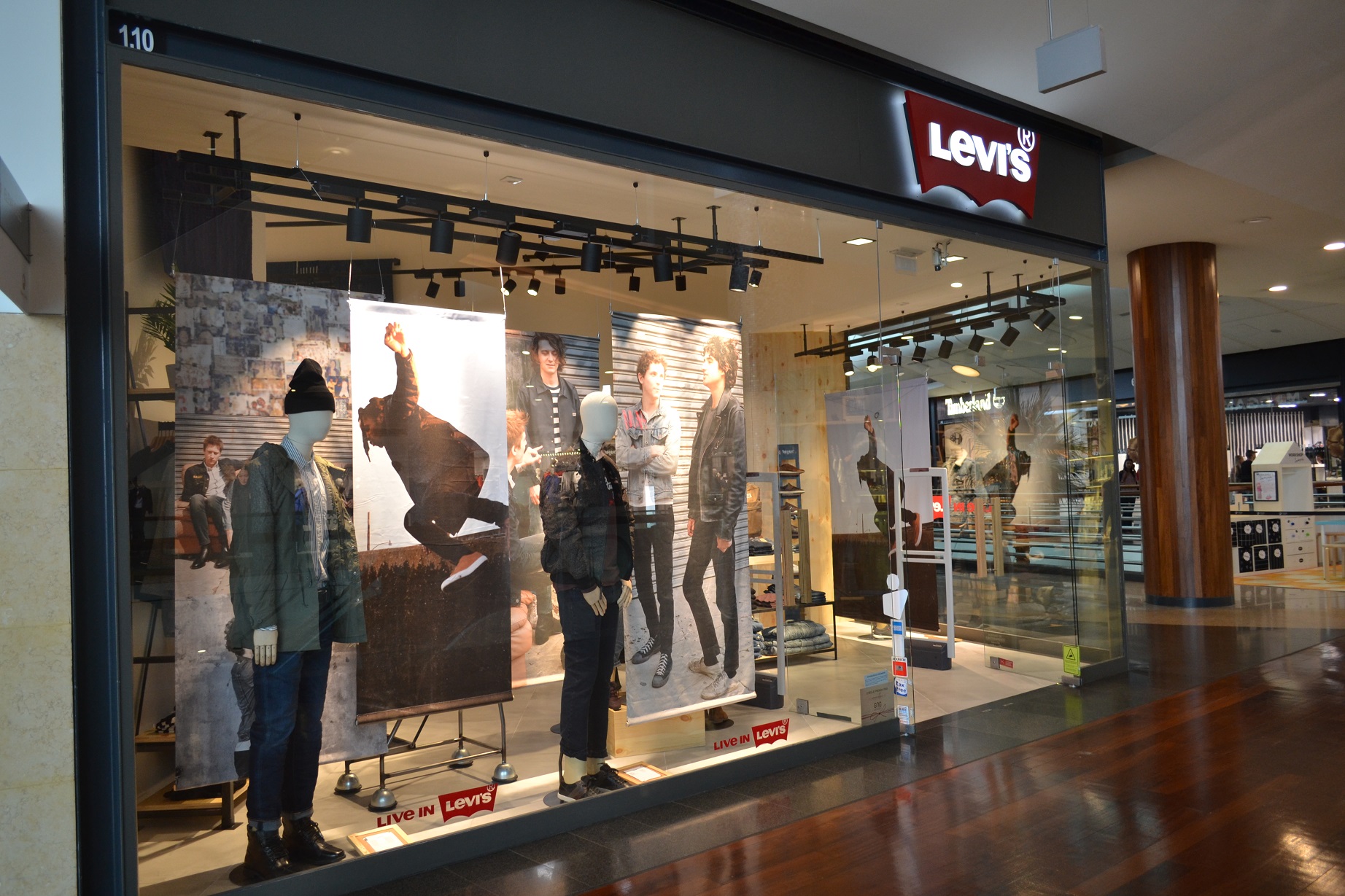 Levis forum mall 2025