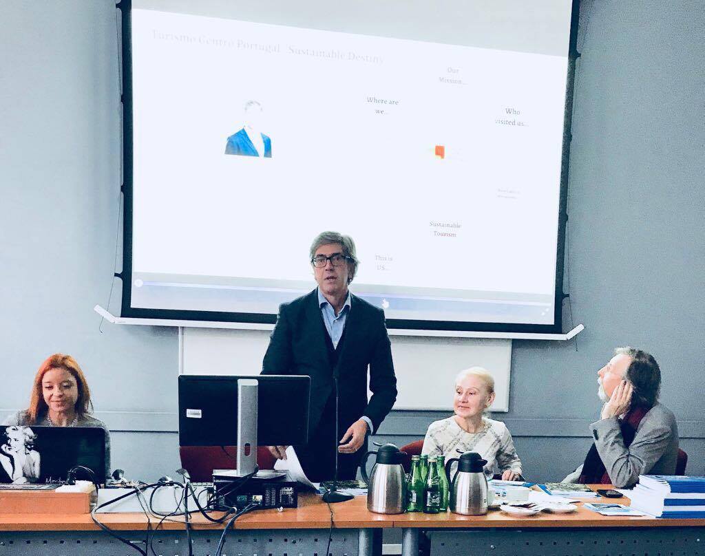 Pedro Machado conduz apresentação no Departamento de Turismo da Escola de Economia de Varsóvia