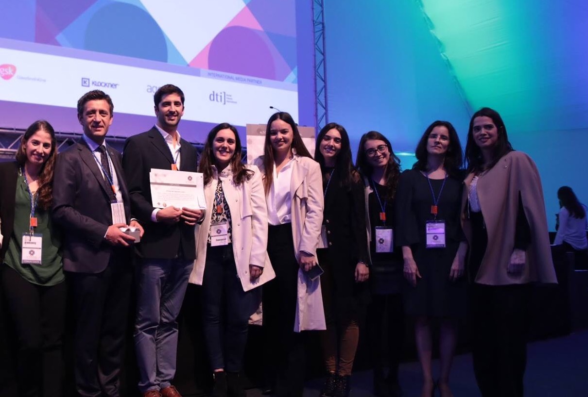 Inês Francisco, Francisco do Vale e António Bettencourt com os restantes elementos da pós-graduação presentes no congresso