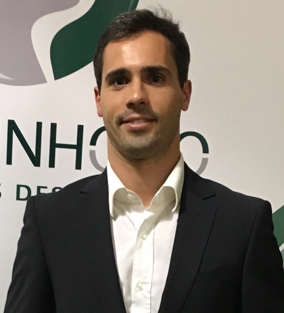 Duas equipas de investigadores da Faculdade de Medicina da Universidade de Coimbra (FMUC), lideradas por Isabel Carreira, Maria Filomena Botelho e Arnaldo Figueiredo, venceram os prémios “Melhor Trabalho em Cancro da Cabeça e Pescoço” e “Melhor Trabalho em Cancro da Próstata” no 14º Congresso Nacional de Oncologia, organizado pela Sociedade Portuguesa de Oncologia, que decorreu em Aveiro. O prémio “Melhor Trabalho em Cancro da Cabeça e Pescoço” foi atribuído ao estudo “Signaling pathways and genes in head and neck cancer”. Integram a equipa os investigadores Ilda Patrícia Ribeiro, Luísa Esteves, Francisco Marques, Leonor Barroso, Francisco Caramelo, Joana Barbosa de Melo e Isabel Carreira. Este trabalho resulta de uma estreita colaboração entre o Laboratório de Citogenética e Genómica, o Centro de Investigação em Meio Ambiente, Genética e Oncobiologia (CIMAGO), o Departamento de Medicina Dentária e o Laboratório de Bioestatística e Informática Médica do Instituto de Imagem Biomédica e Ciências da Vida (IBILI), unidades integrantes da FMUC, e o Departamento de Cirurgia Maxilofacial do Centro Hospitalar e Universitário de Coimbra (CHUC). O prémio “Melhor Trabalho em Cancro da Próstata” foi atribuído ao projeto “Mecanismos moleculares subjacentes à eficácia clínica do rádio-223 no carcinoma da próstata”, coordenado cientificamente pelos docentes Maria Filomena Botelho e Arnaldo Figueiredo. O estudo envolve o Instituto de Biofísica e o Laboratório de Fisiologia do IBILI e o CIMAGO, da FMUC, o Serviço de Urologia e Transplantação Renal e o Serviço de Medicina Nuclear do CHUC. A equipa é constituída pelos investigadores Inês Marques, Ana Margarida Abrantes, Paulo Matafome, Edgar Tavares-Silva, Hugo Antunes (autor responsável pela apresentação do trabalho na forma de comunicação oral) e Gracinda Costa. Legendas das fotos em anexo: Imagem 1 - Hugo Antunes, autor apresentador do trabalho galardoado com o prémio “Melhor Trabalho em Cancro da Próstata” Imagem 2 - Ilda Patrícia Ribeiro, primeira autora do trabalho galardoado com o prémio “Melhor Trabalho em Cancro da Cabeça e Pescoço” Ao dispor,