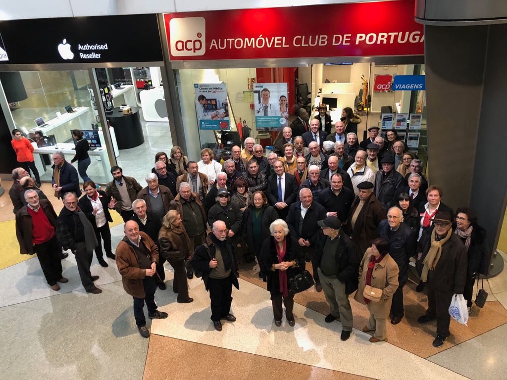 Group of ACP Viagens clients gathered in front of the ACP office, showcasing the community and support network. 