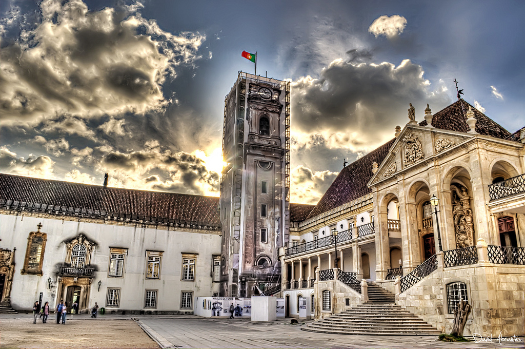 Resultado de imagem para FuncionÃ¡rias de limpeza da Universidade de Coimbra em greve por atrasos nos salÃ¡rios