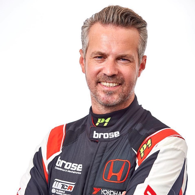 Piloto português Tiago Monteiro ascende à liderança do WTCR