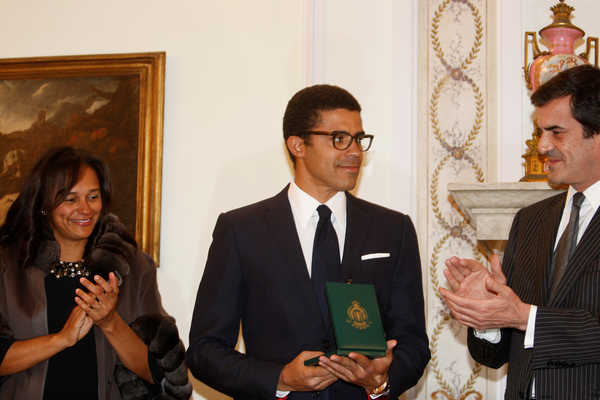 Resultado de imagem para porto entrega da medalha da cidade ao marido de isabel dos santos