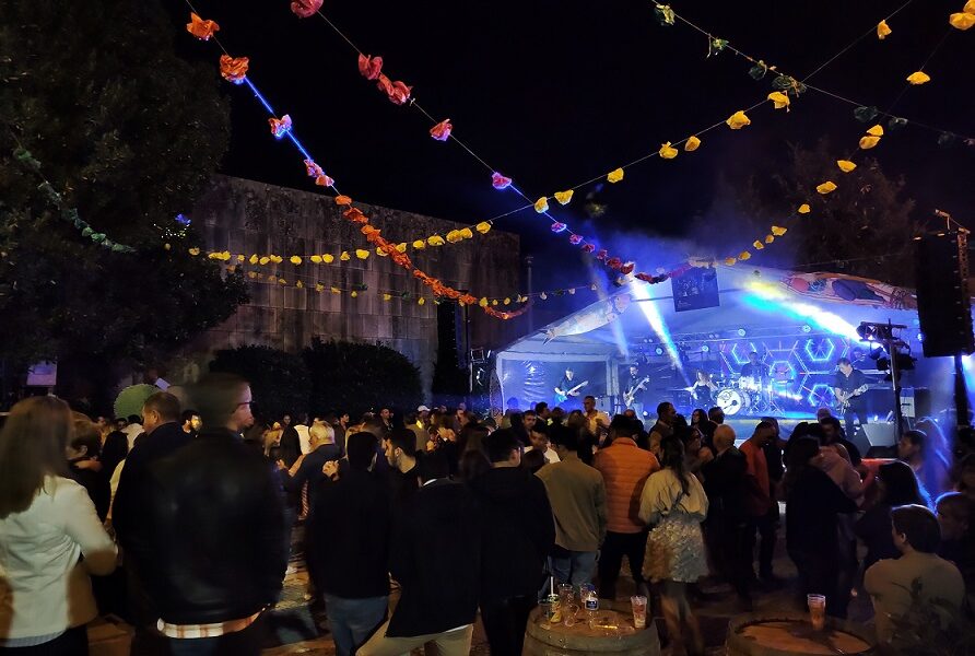 Há Festa em Oliveira do Hospital. É uma animação com santos e populares