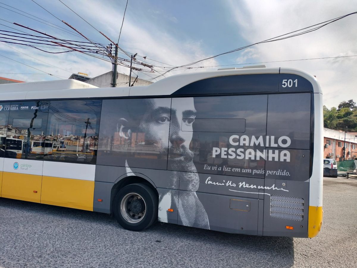 Autocarro dos SMTUC presta homenagem a Camilo Pessanha no centenário da sua morte