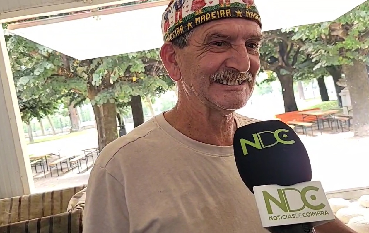 Flávio Luz tem 66 anos e veio da Madeira para fazer o verdadeiro bolo do caco em Coimbra: “Aprendi com um senhor de idade”