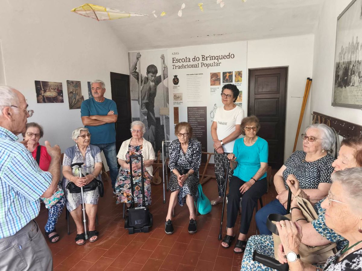 Memórias guardadas em brinquedos: idosos de Coimbra revivem a infância em Cernache