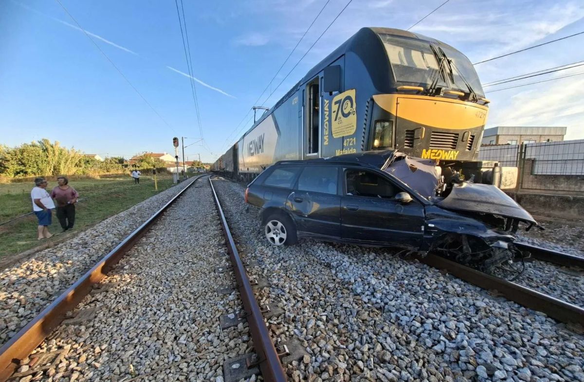 Milagre! Condutor escapa por um triz á morte após colisão com comboio