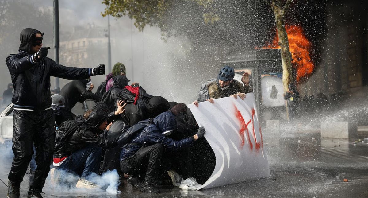 Detidas 855 pessoas durante os protestos sociais em França
